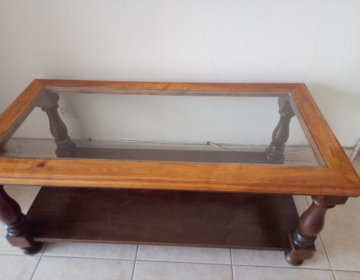 mesa ratona de madera con vidrio