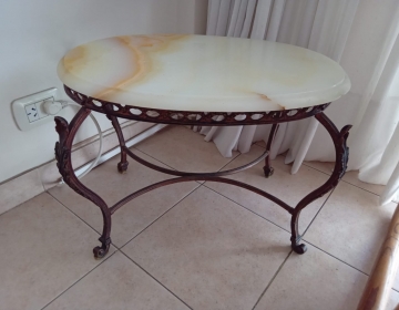 mesa ratona patas de bronce y tapa de marmol